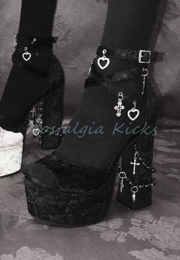 Sandalias góticas de tacón alt - Sandal Strappy Heeled reseña y precio