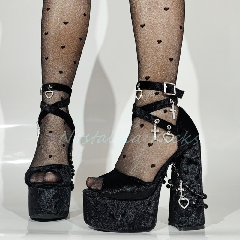 Sandalias góticas de tacón alt - Sandal Strappy Heeled reseña y precio